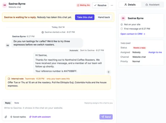A website chat open in the inbox: the customer's question, the automatic reply with a reference number, an internal note, the reply box and the customer's details.